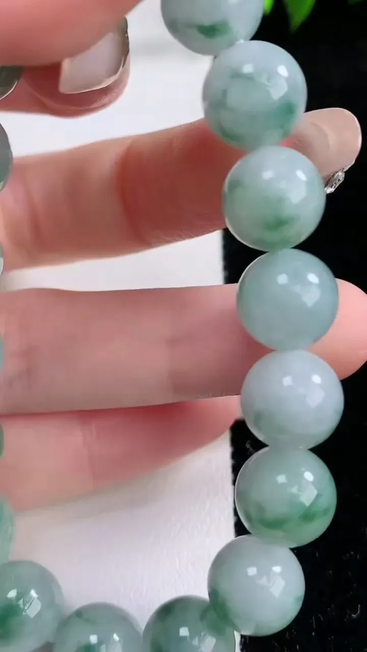 天然A货翡翠飘花圆珠手串，尺寸10.8-18颗，重量:41.86g1月29日
工厂直销收藏佳品,种好水足，色泽均匀，有种有色，上手高大气！