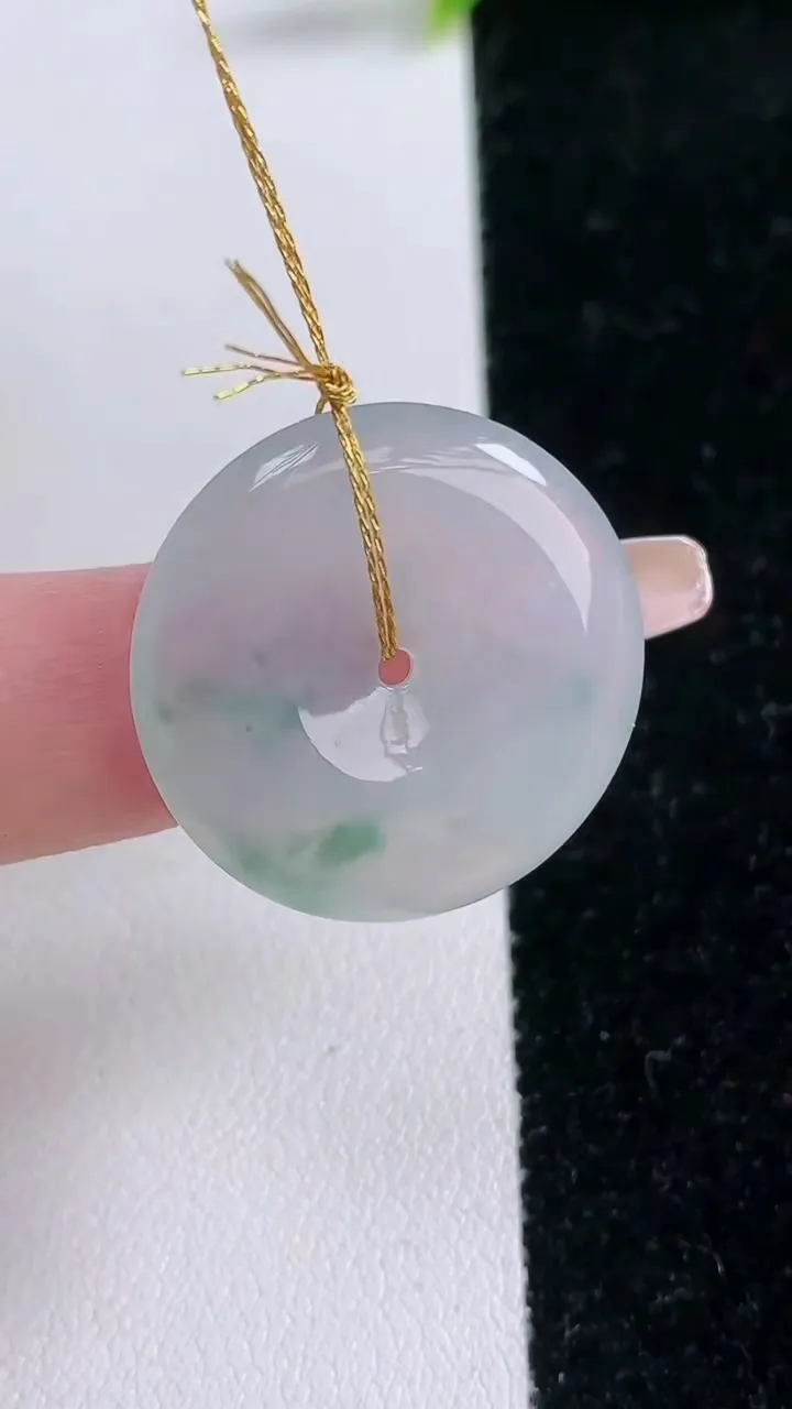 天然A货翡翠冰种飘花平安扣吊坠，尺寸24.4-4.2，重量:5.98g
1月29日