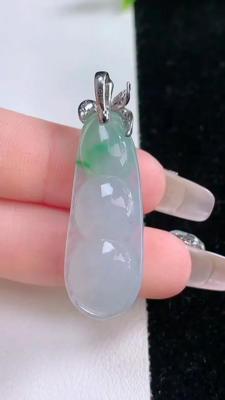 天然A货翡翠福豆吊坠，尺寸32.3-13.7-8.5，重量:6.81g
1月29日