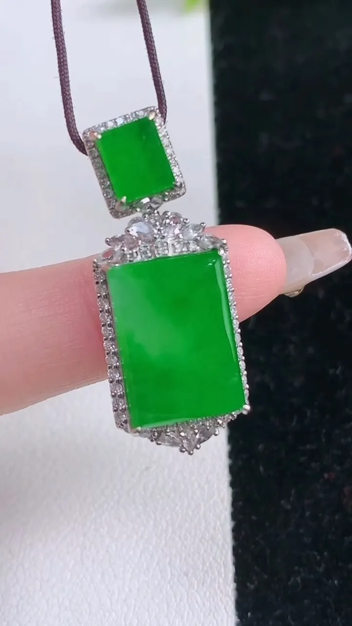 天然A货翡翠无事牌吊坠，尺寸33.6-13.8-8.5，裸石16.2-11.7重量:6.82g
1月29日