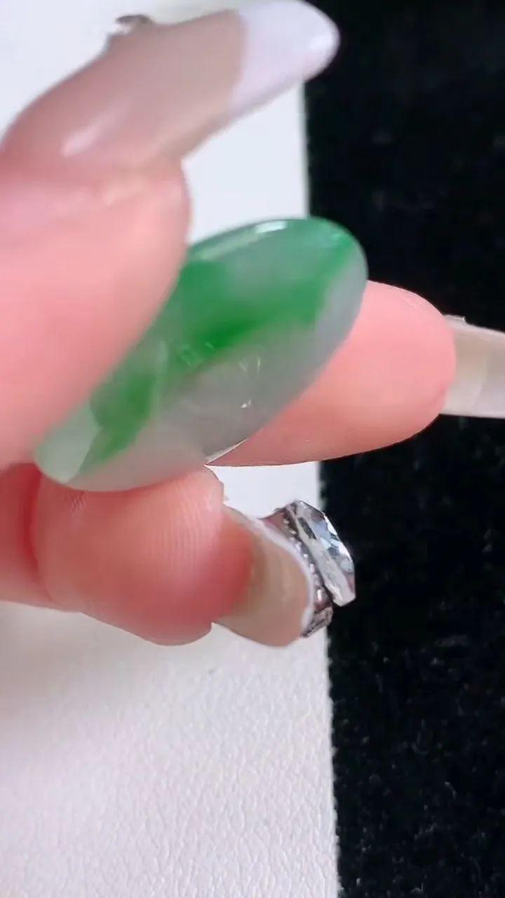 天然A货翡翠平安扣吊坠，尺寸24-3.6，重量:4.71g
1月29日