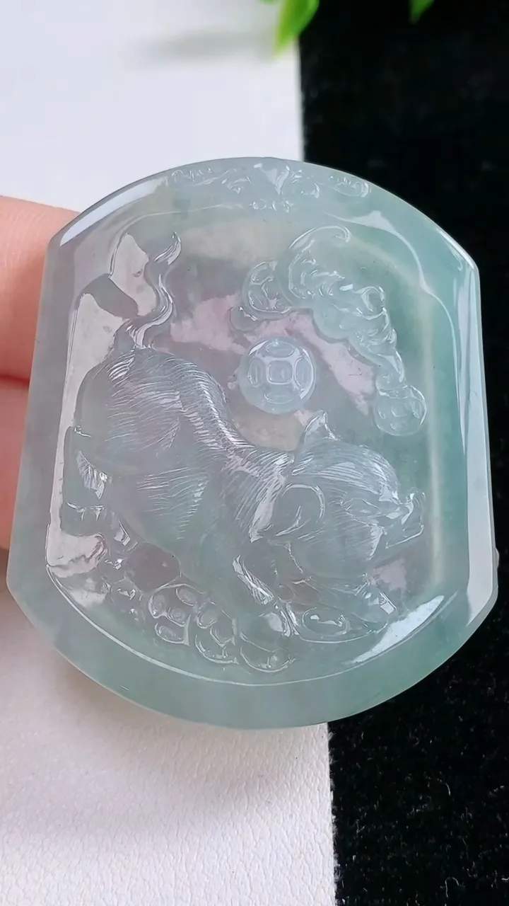 天然A货翡翠生肖猪吊坠，尺寸50.2-42.4-5.3，重量:26.01g
1月29日