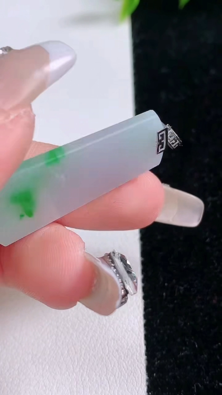 天然A货翡翠无事牌吊坠，尺寸36.2-15.2-3.4，重量:5.30g
1月29日