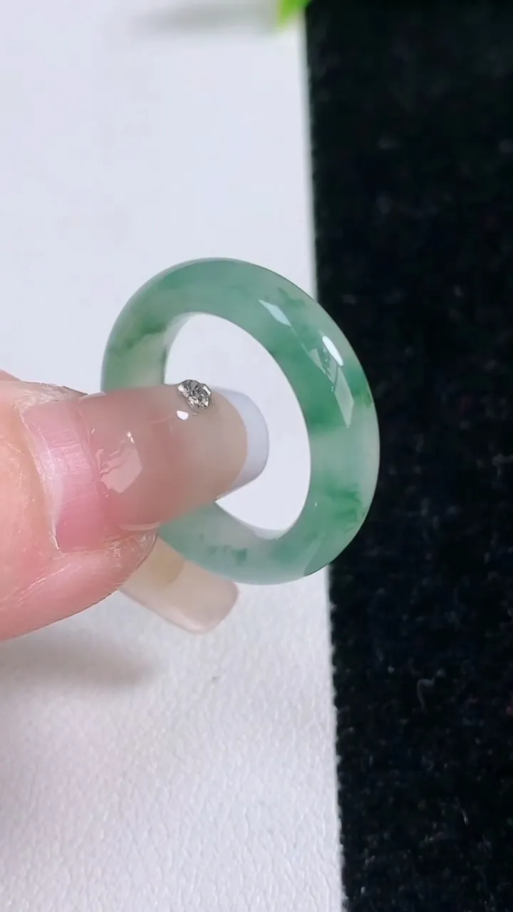 天然A货翡翠冰种飘花指环戒指，尺寸17.6-5.5-3.8，重量:4.29g2026年1月29日
工