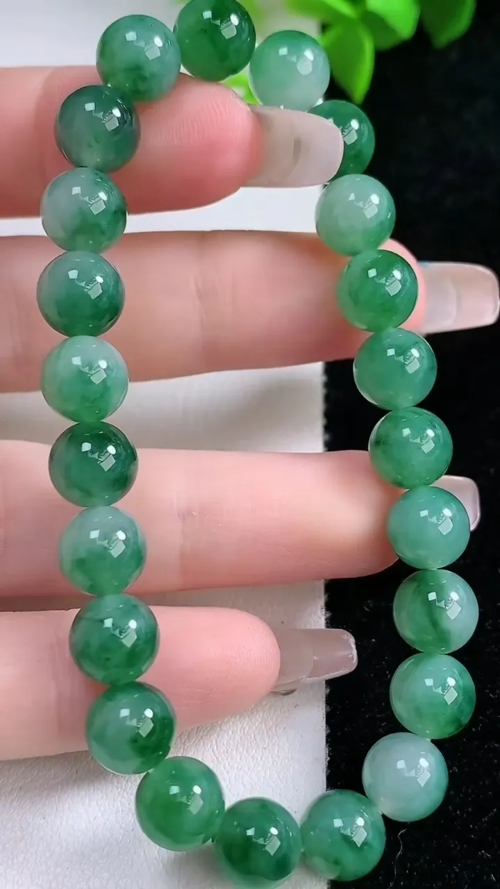天然A货翡翠圆珠手串，尺寸8-23颗，重量:21.32g1月29日
工厂直销收藏佳品,种好水足，色泽均匀，有种有色，上手高大气！