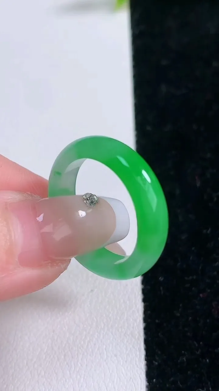 天然A货翡翠指环戒指，尺寸18.5-5.3-3，重量:3.52g2026年1月29日
工厂直销收藏佳品,种好水足，色泽均匀，有种有色，上手高大气！