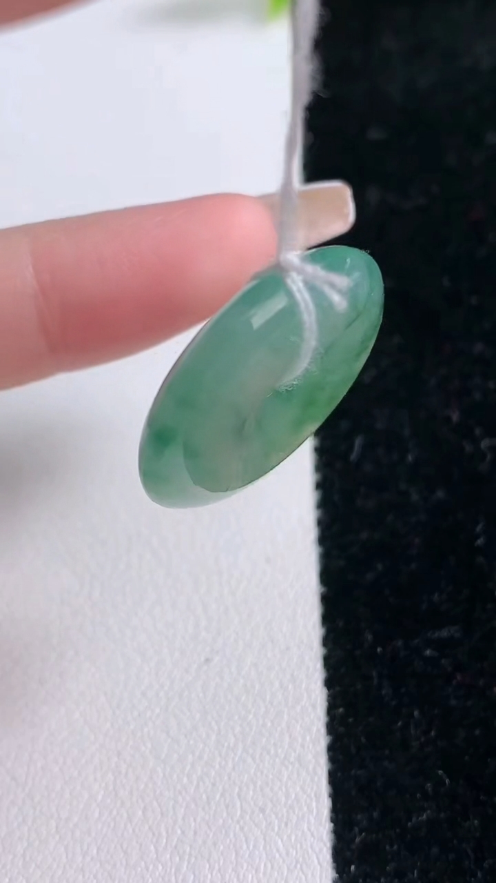 天然A货翡翠冰种飘花平安扣吊坠，尺寸24-5.8，重量:6.64g
1月29日