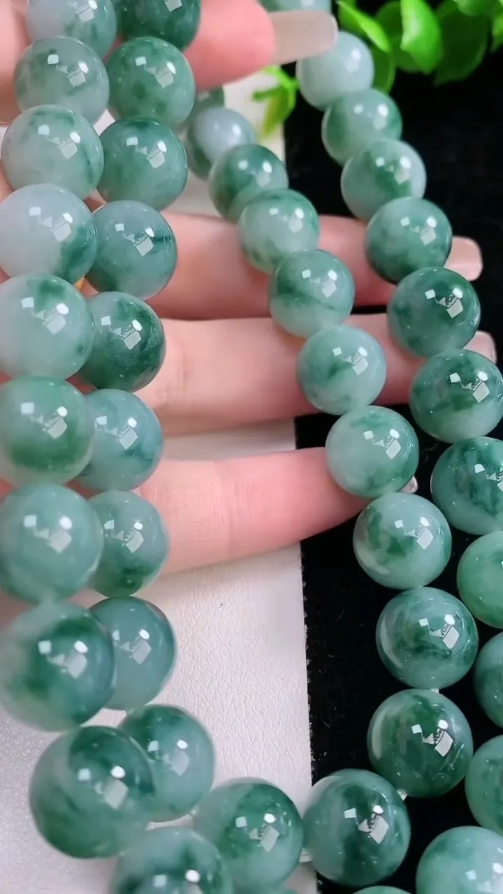 天然A货翡翠飘花圆珠项链，尺寸11.8-49颗，重量:153.27g1月29日
工厂直销收藏佳品,种好水足，色泽均匀，有种有色，上手高大气！