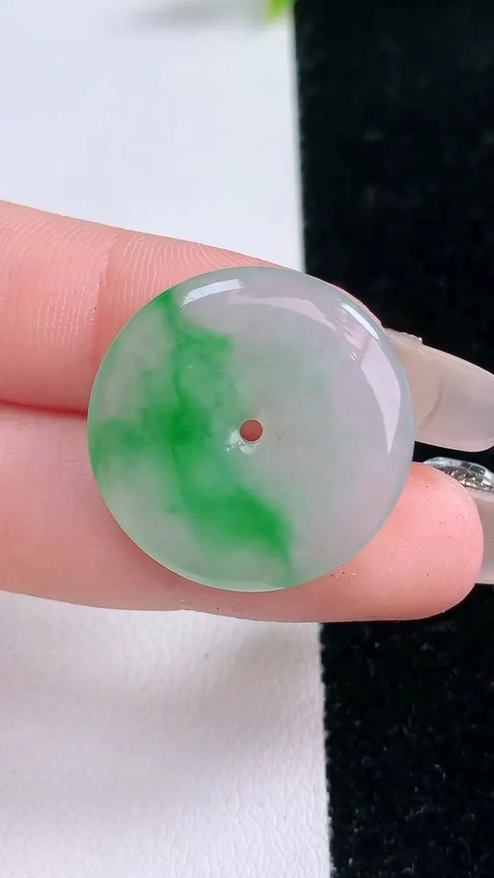 天然A货翡翠平安扣吊坠，尺寸24-3.6，重量:4.71g
1月29日