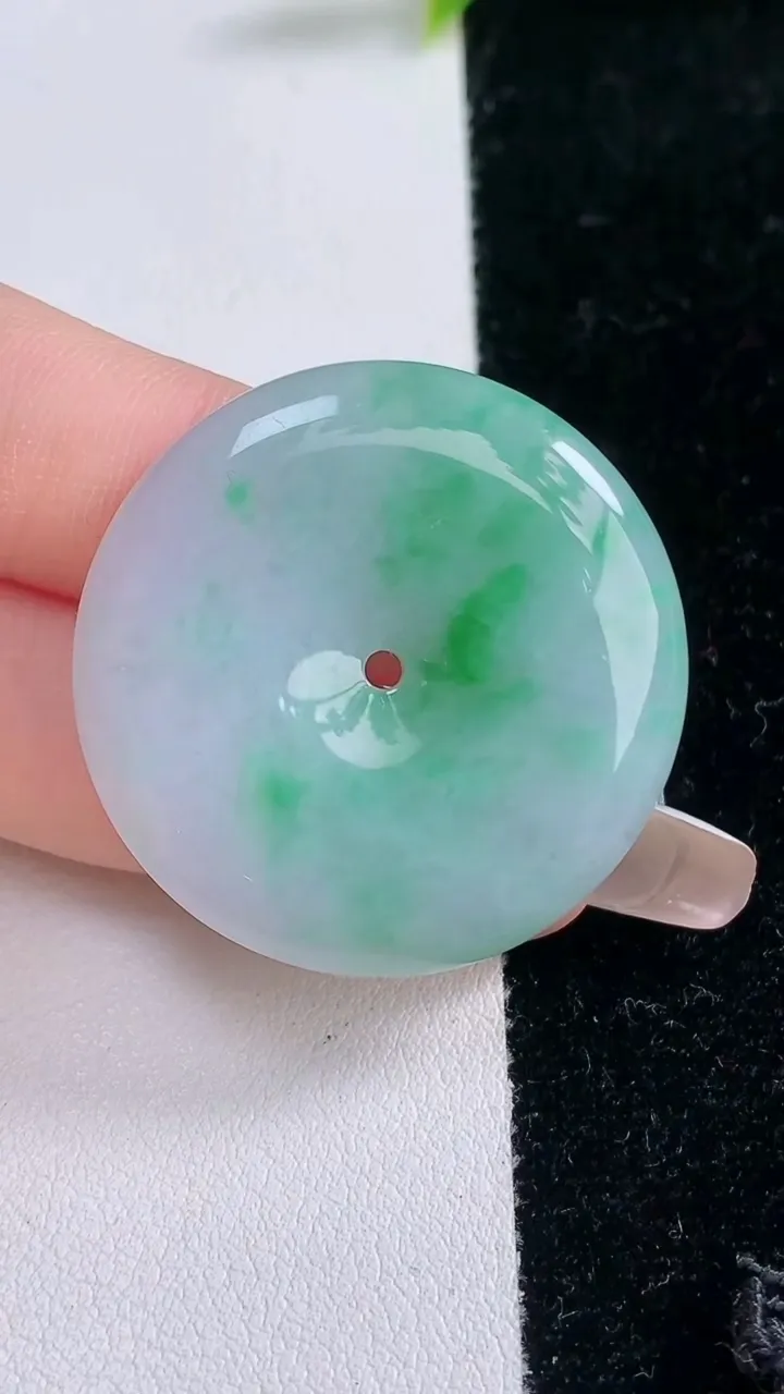 天然A货翡翠平安扣吊坠，尺寸34.6-5.7，重量:14.94g
1月29日