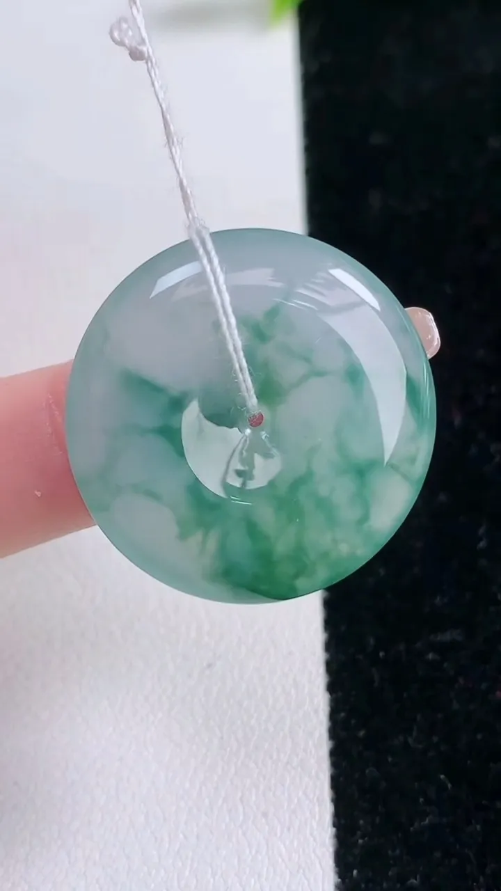 天然A货翡翠冰种飘花平安扣吊坠，尺寸27.6-5.4，重量:8.76g
1月29日