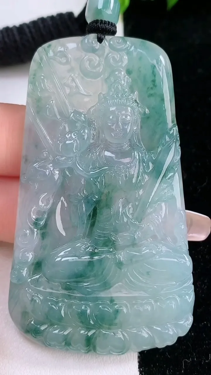 天然A货翡翠种飘花虚空藏菩萨吊坠，尺寸69-38.3-5.6，重量:40.57g
1月29日