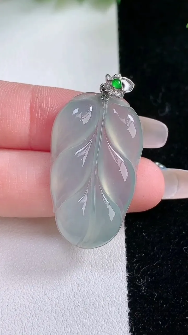 天然A货翡翠金枝玉叶 叶子吊坠，尺寸34-20-4.8，重:6.33g
1月29日