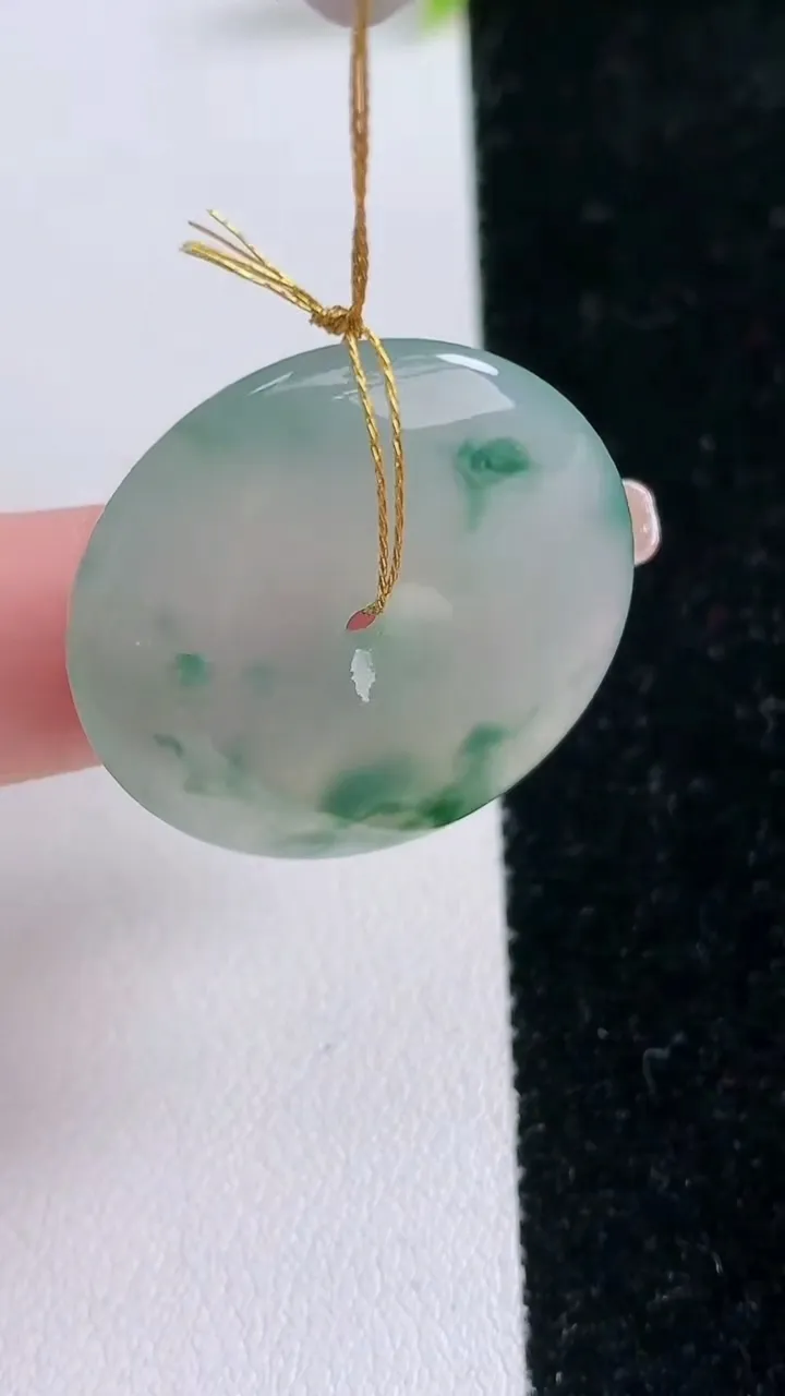 天然A货翡翠冰种飘花平安扣吊坠，尺寸28-6，重量:10.15g
1月29日