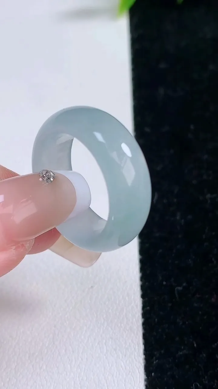 天然A货翡翠指环戒指，尺寸17.5-7.8-3.7，重量:6.23g2026年1月29日
工厂直销收藏佳品,种好水足，色泽均匀，有种有色，上手高大气！