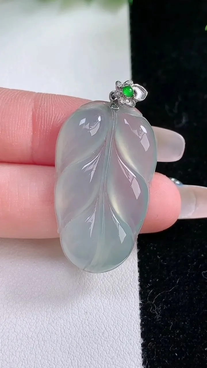 天然A货翡翠金枝玉叶 叶子吊坠，尺寸34-20-4.8，重:6.33g
1月29日