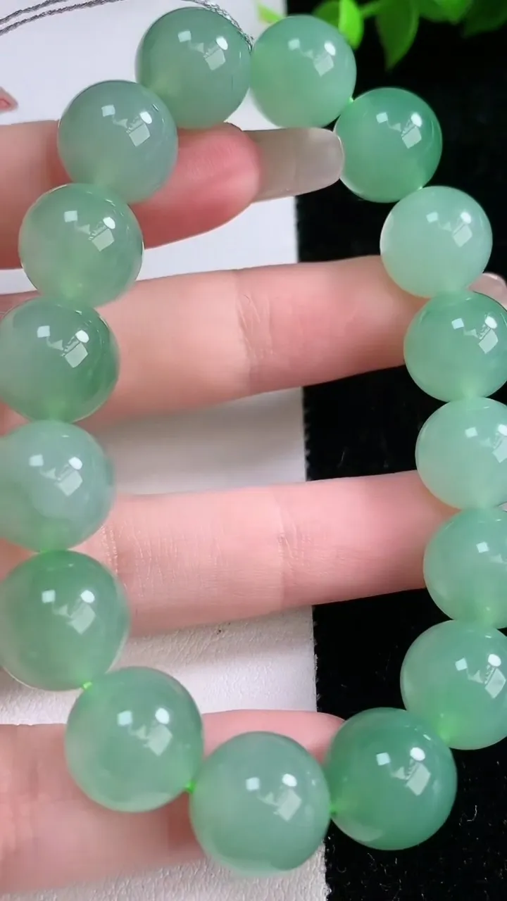 天然A货翡翠圆珠手串，尺寸12-16颗，重量:52.39g1月29日
工厂直销收藏佳品,种好水足，色泽均匀，有种有色，上手高大气！