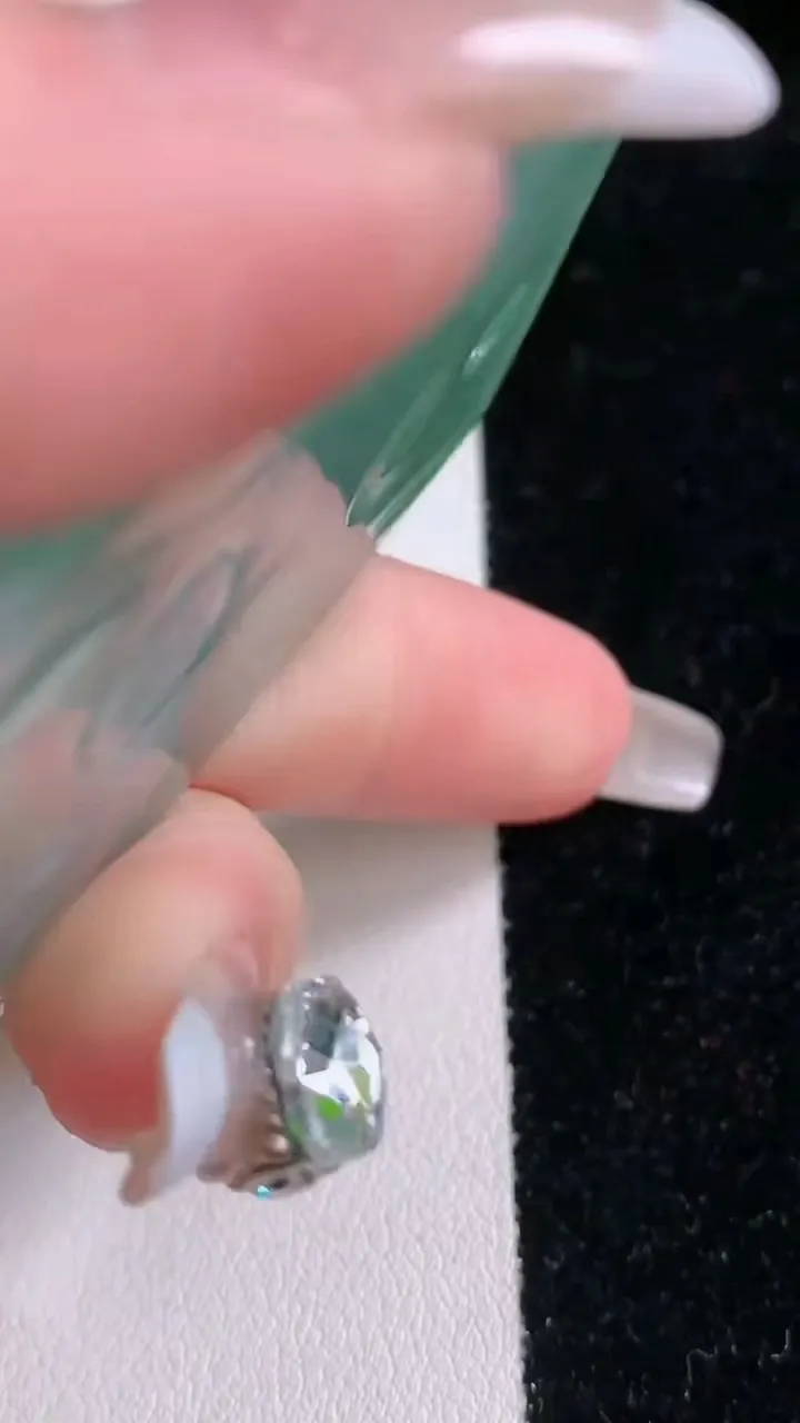 天然A货翡翠阿弥陀佛吊坠，尺寸65.5-43.8-4.8，重量:40.65g
1月29日