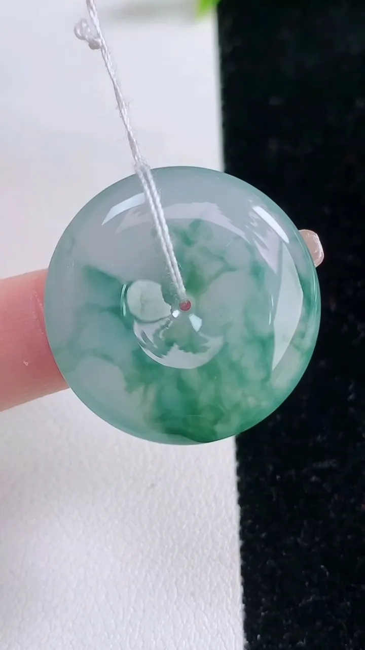 天然A货翡翠冰种飘花平安扣吊坠，尺寸27.6-5.4，重量:8.76g
1月29日