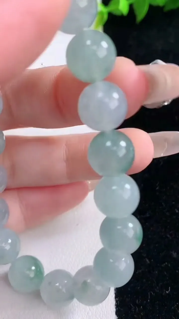 天然A货翡翠种飘花圆珠手串，尺寸7.8-19颗，重量:32.40g1月29日
工厂直销收藏佳品,种好水足，色泽均匀，有种有色，上手高大气！