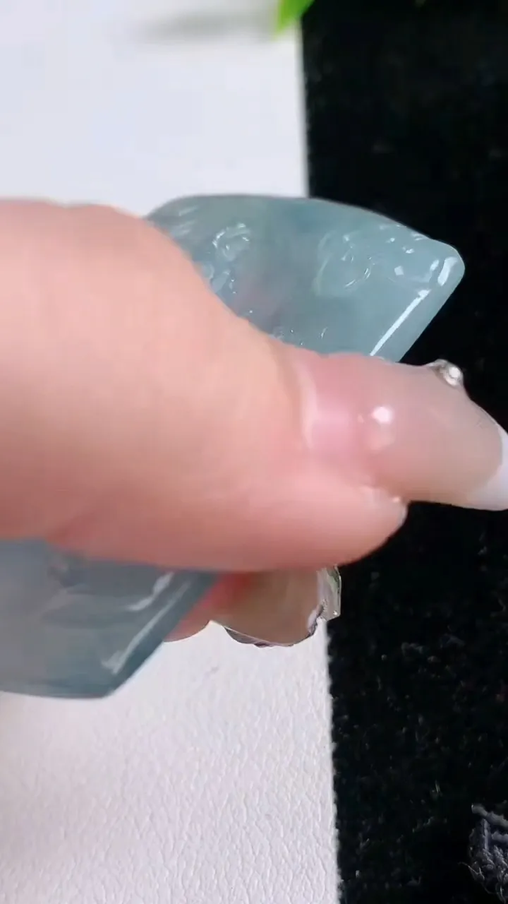 天然A货翡翠冰种飘花大势至菩萨吊坠，尺寸54-38-5.7，重量:26.81g
1月29日