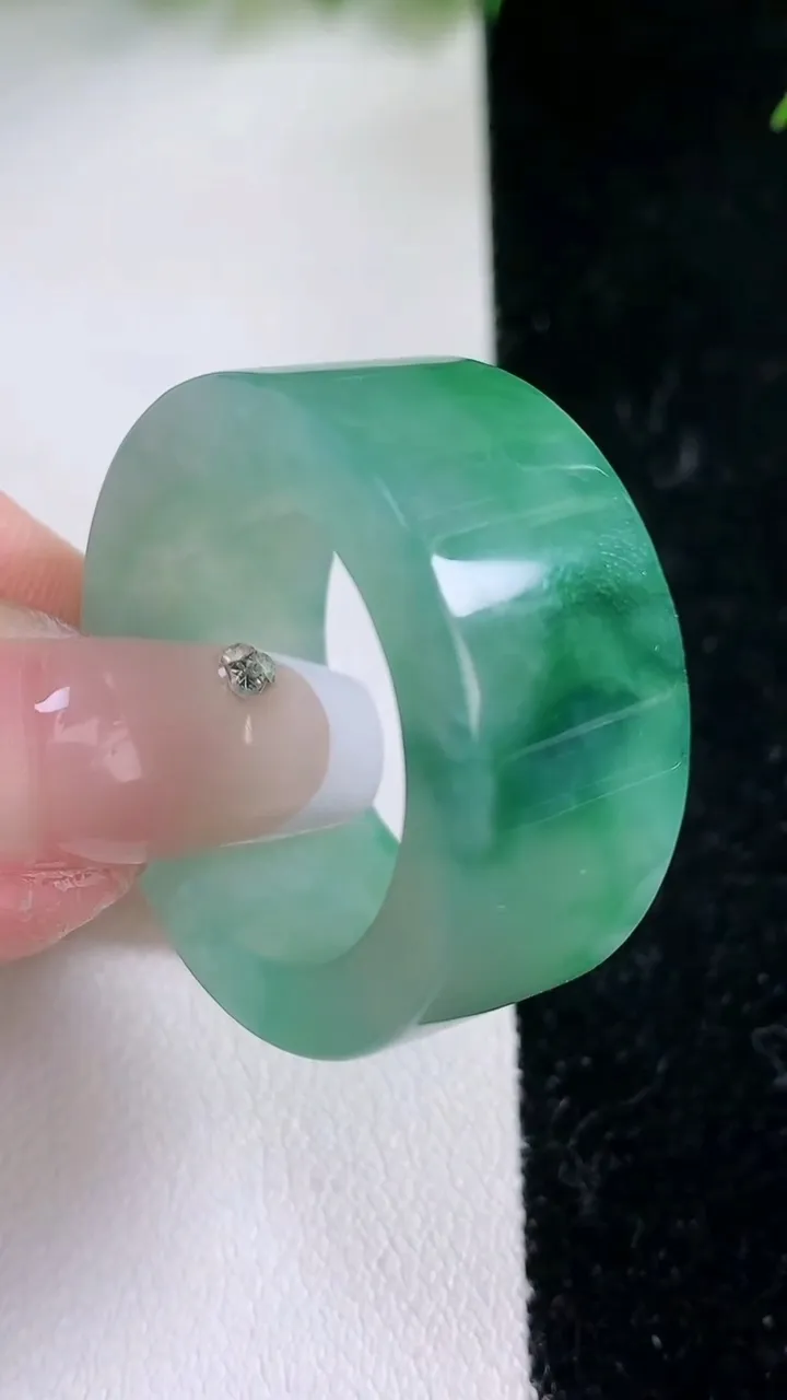 天然A货翡翠飘花方形指环扳指吊坠，尺寸22.2-12.6-4.4，重:15.62g2026年1月29