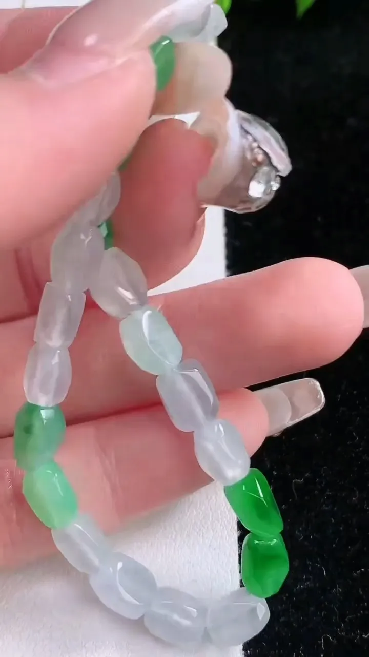天然A货翡翠原石手串，尺寸7.4-5.8-3.4-23颗，重量:9.14g1月29日
工厂直销收藏佳品,种好水足，色泽均匀，有种有色，上手高大气！