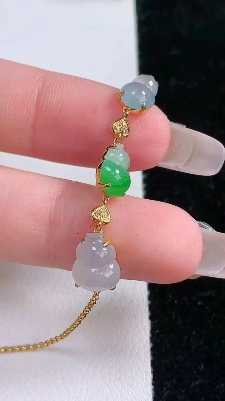 天然A货翡翠种白冰葫芦手链，尺寸8.3-7.6，重量:2.53g
1月29日