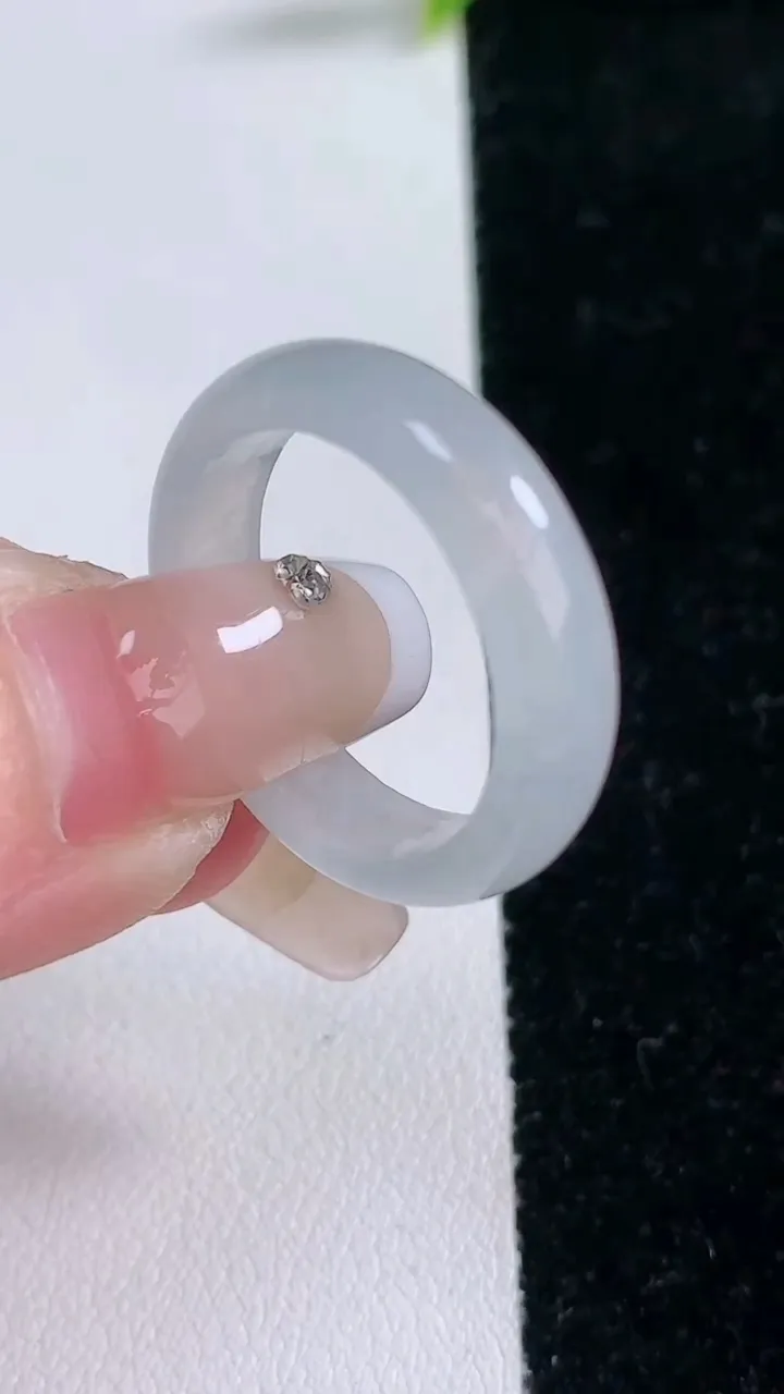 天然A货翡翠指环戒指，尺寸20-5.7-3，重量:3.89g2026年1月29日
工厂直销收藏佳品,