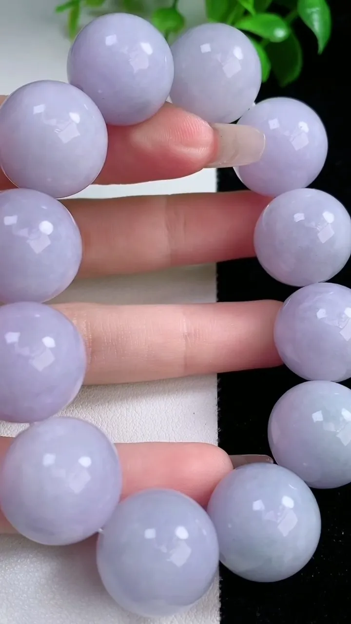 天然A货翡翠紫罗兰圆珠手串，尺寸18.2-12颗，重量:118.65g1月29日
工厂直销收藏佳品,种好水足，色泽均匀，有种有色，上手高大气！