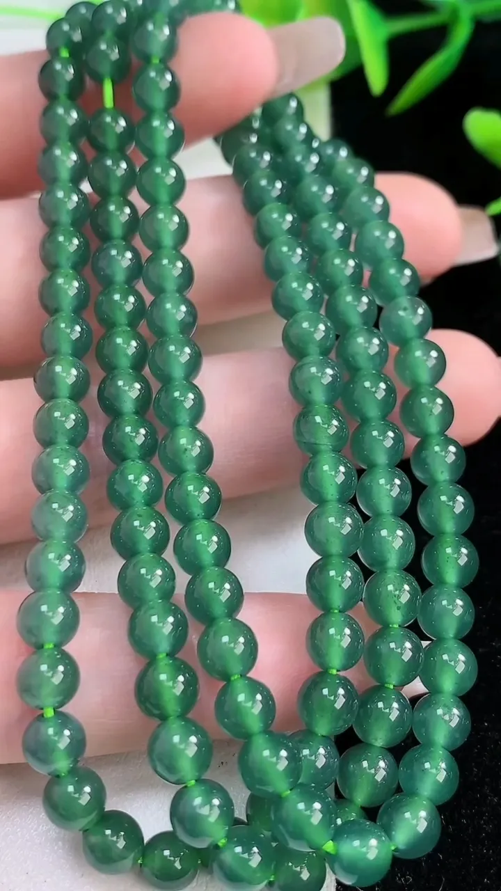 天然A货翡翠圆珠项链，尺寸5.3-124颗，重:33.12g
1月29日