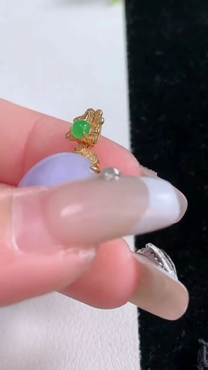 天然A货翡翠18K金紫罗兰蛋面吊坠，尺寸19.7-16-8.6，重量:5.54g
1月29日