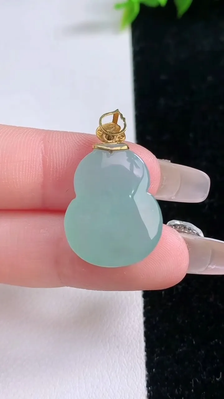 天然A货翡翠葫芦吊坠，尺寸21.5-17.2-8，重量:5.44g
1月29日