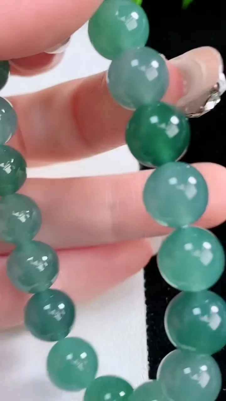 天然A货翡翠圆珠手串，尺寸9.6-20颗，重量:32.84g1月29日
工厂直销收藏佳品,种好水足，色泽均匀，有种有色，上手高大气！