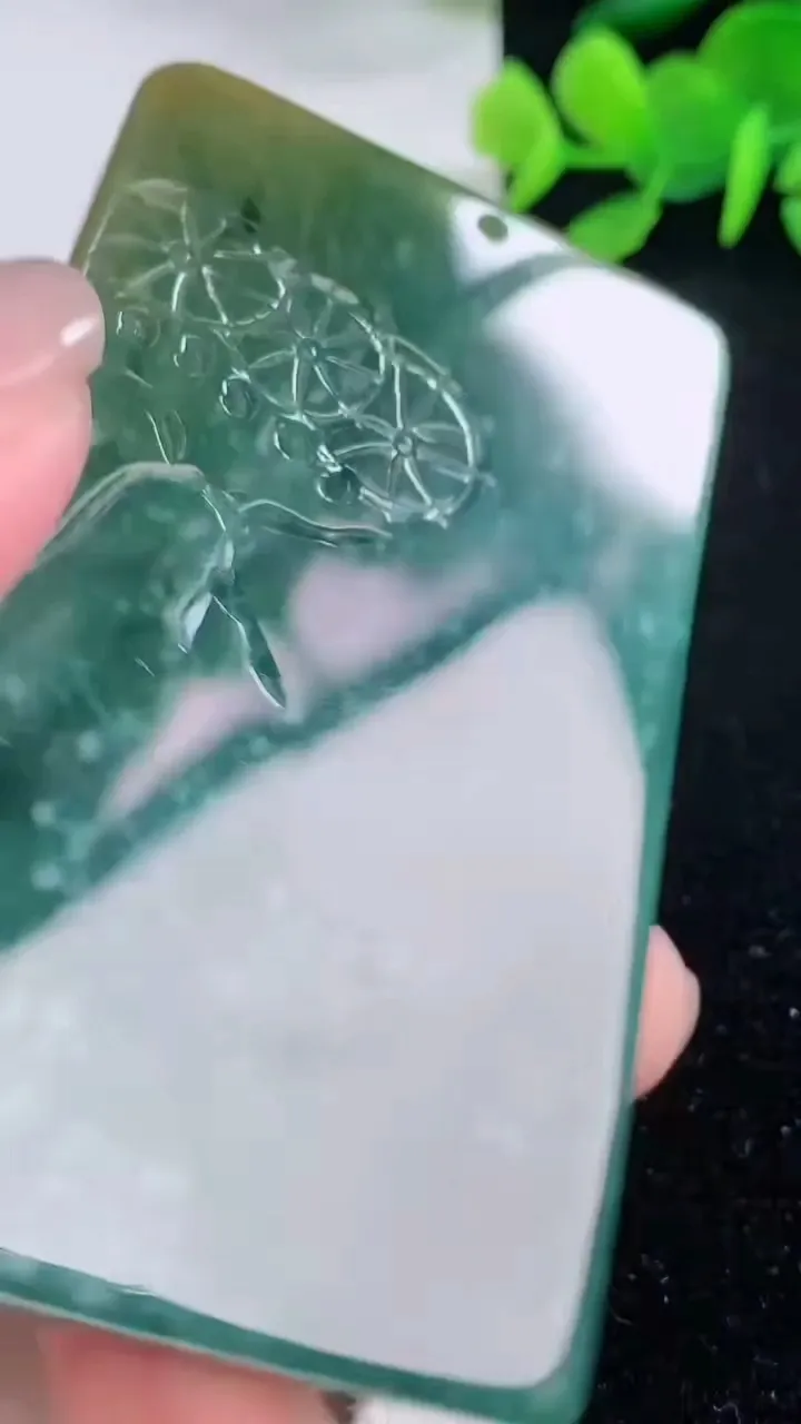 天然A货翡翠蓝水双彩山水牌吊坠，尺寸75-48-13.8，重:102.98g
1月29日