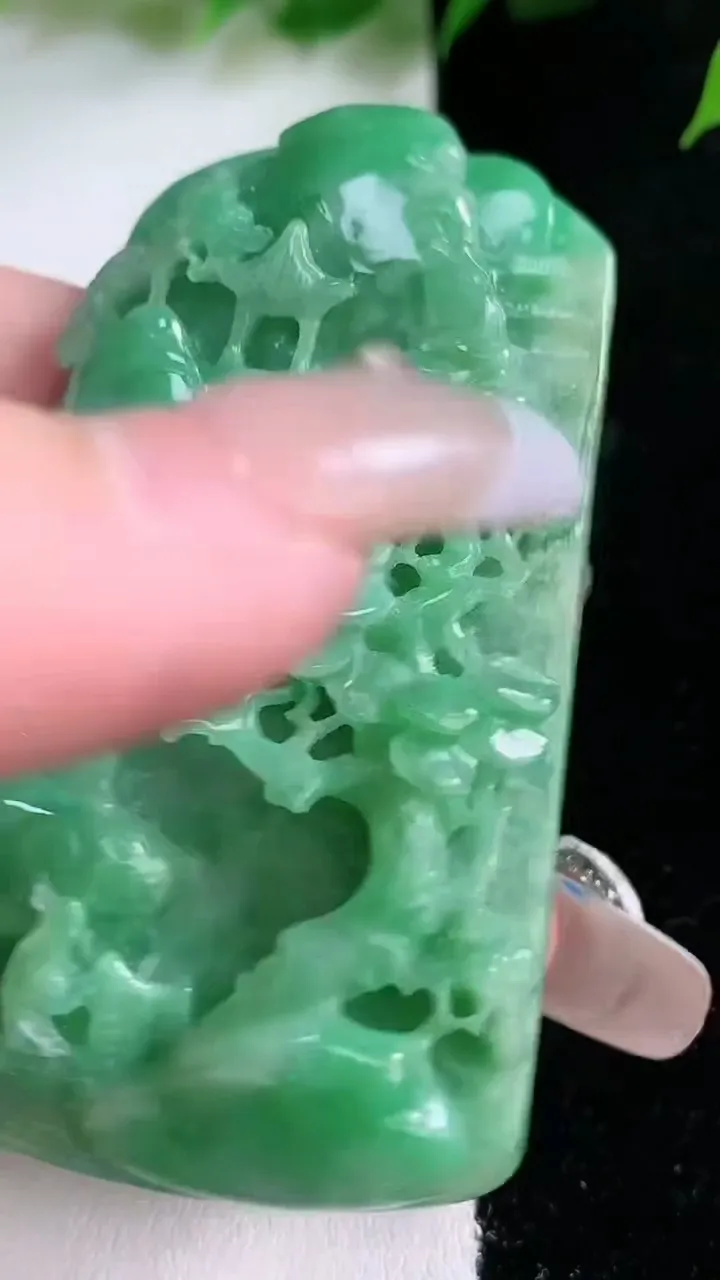 天然A货翡翠山水牌吊坠，尺寸65-41-13，重:65.07g
1月29日