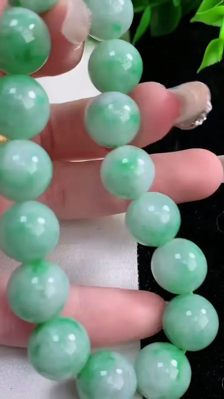 天然A货翡翠圆珠手串，尺寸12.5，重:55.74g1月29日
工厂直销收藏佳品,种好水足，色泽均匀，有种有色，上手高大气！