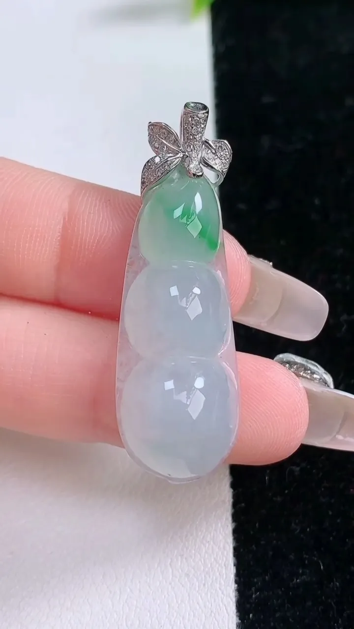 天然A货翡翠福豆吊坠，尺寸32.3-13.7-8.5，重量:6.81g
1月29日