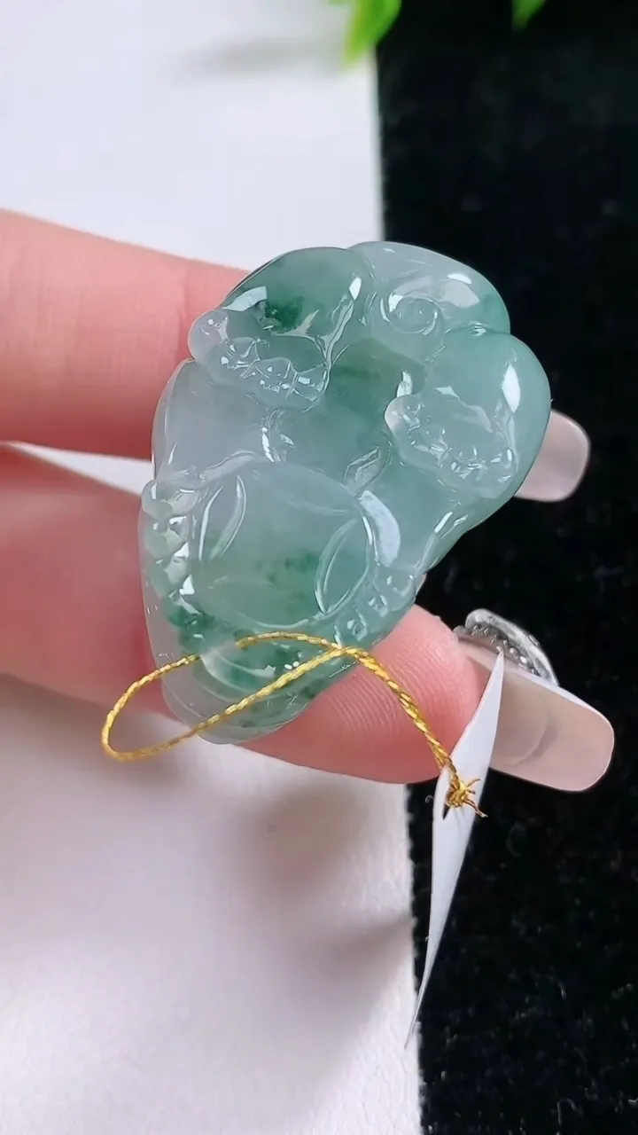 天然A货翡翠飘花貔貅吊坠，尺寸34.2-22.7-18，重量:23.58g
1月29日