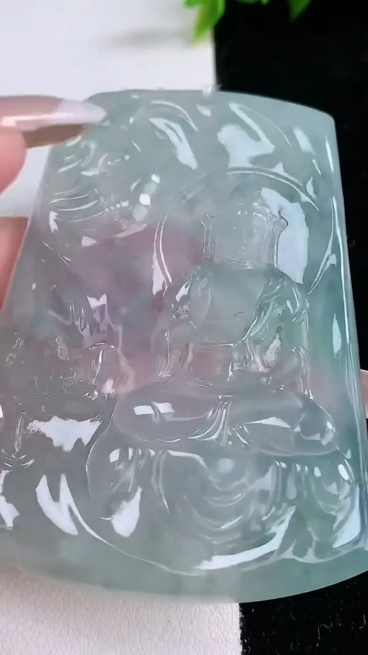 天然A货翡翠种飘花普贤菩萨吊坠，尺寸69-50.3-4.3，重量:35.83g
1月29日