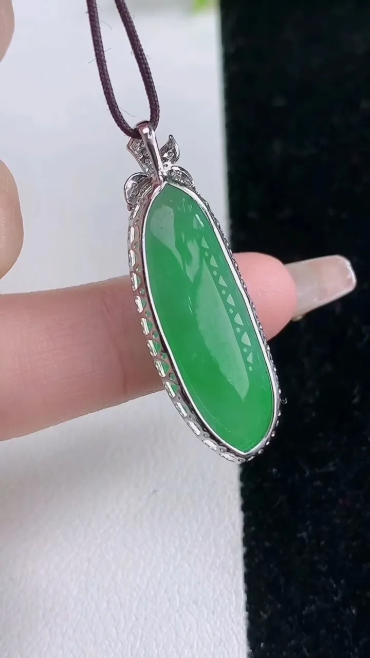 天然A货翡翠福瓜吊坠，尺寸34.3-11.3-7，裸石27.2-10.2重量:4.03g
1月29日