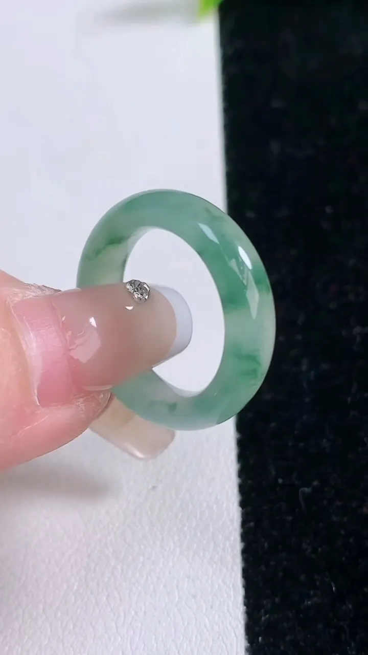 天然A货翡翠冰种飘花指环戒指，尺寸17.6-5.5-3.8，重量:4.29g2026年1月29日
工厂直销收藏佳品,种好水足，色泽均匀，有种有色，上手高大气！