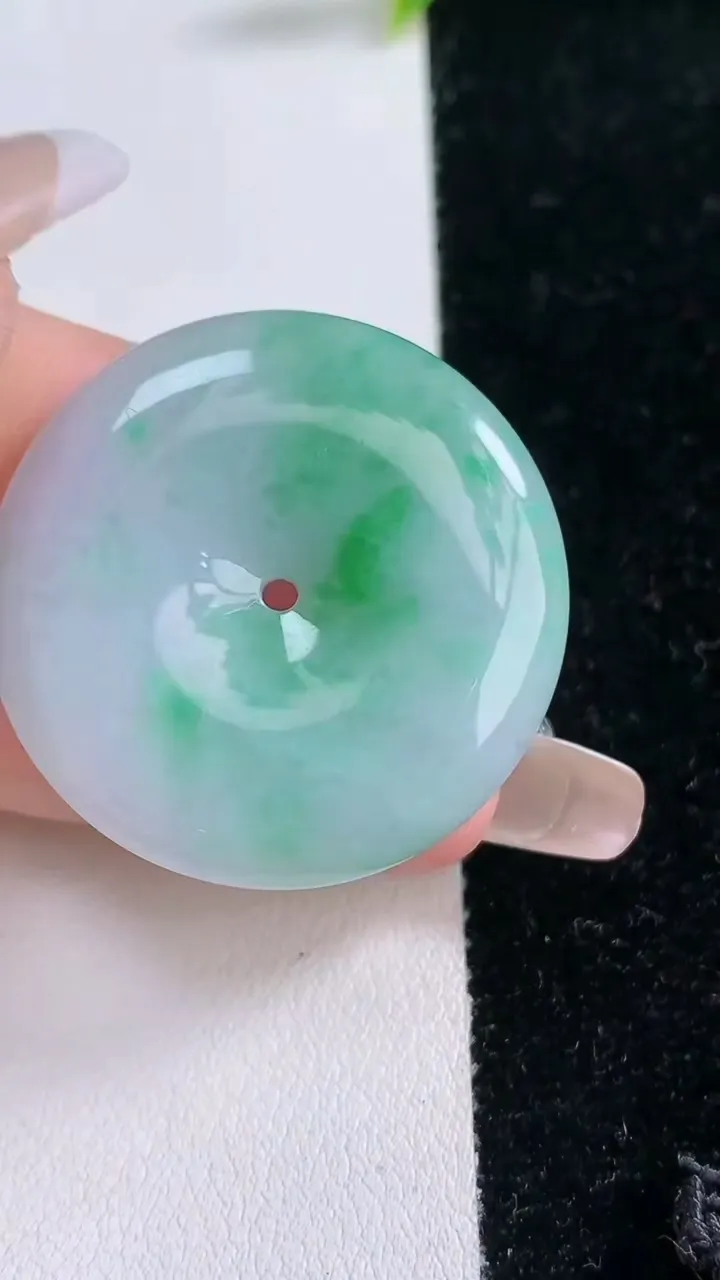 天然A货翡翠平安扣吊坠，尺寸34.6-5.7，重量:14.94g
1月29日