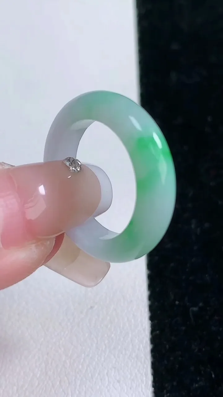 天然A货翡翠指环戒指，尺寸17.2-5-3.6，重量:3.70g2026年1月29日
工厂直销收藏佳品,种好水足，色泽均匀，有种有色，上手高大气！