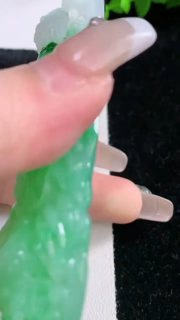 天然A货翡翠文殊菩萨吊坠，尺寸87.6-36.4-15，重量:84.80g
1月29日