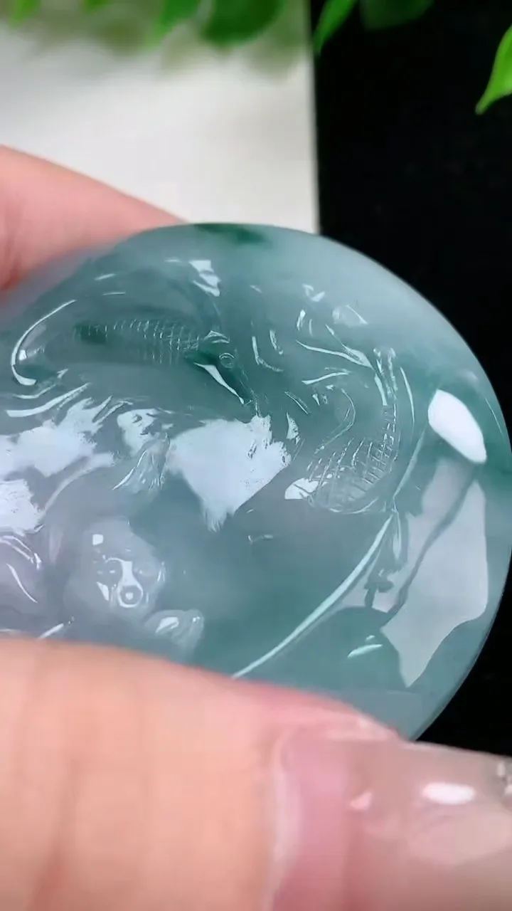 天然A货翡翠飘花和和美美 荷叶鱼吊坠，尺寸53.6-12.1，重:73.32g
1月29日