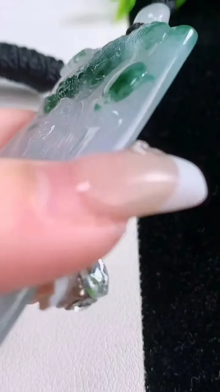 天然A货翡翠种飘花祥龙大势至菩萨吊坠，尺寸69.2-43.2-5.4，重量:44.86g
1月29日