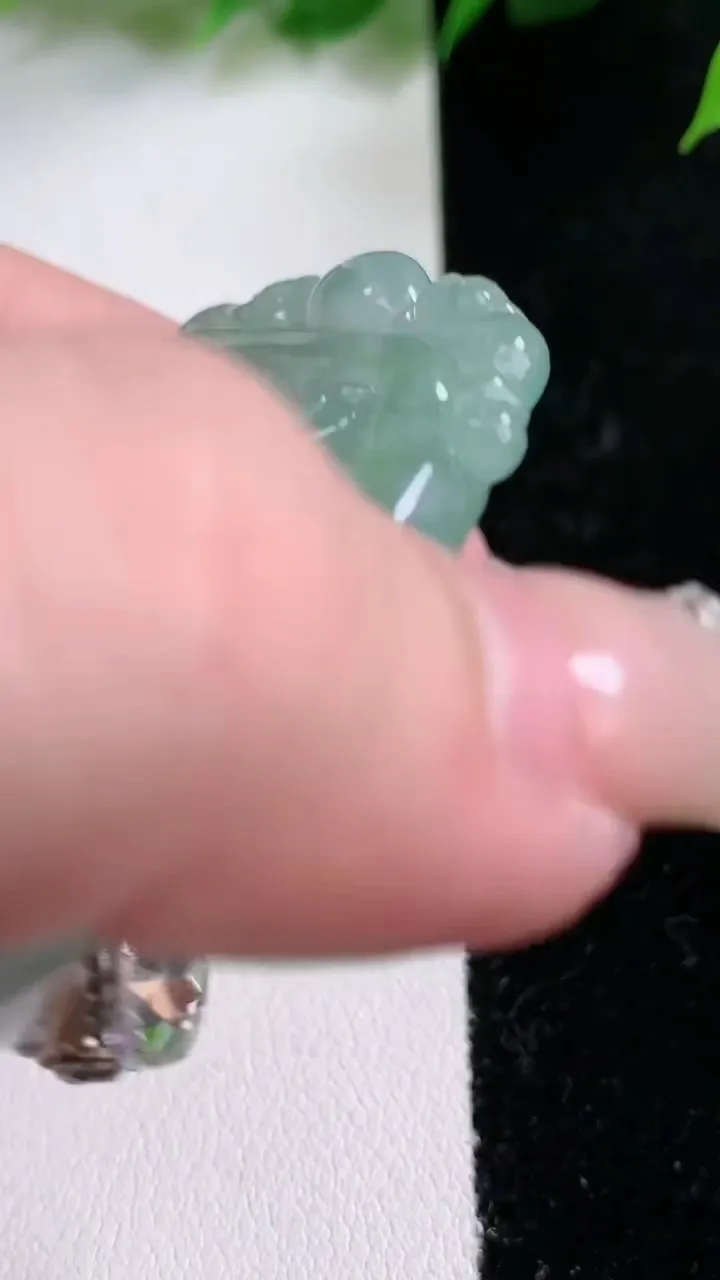 天然A货翡翠凤凰吊坠，尺寸 55.2-45.8-6.5，重:29.48g
1月29日