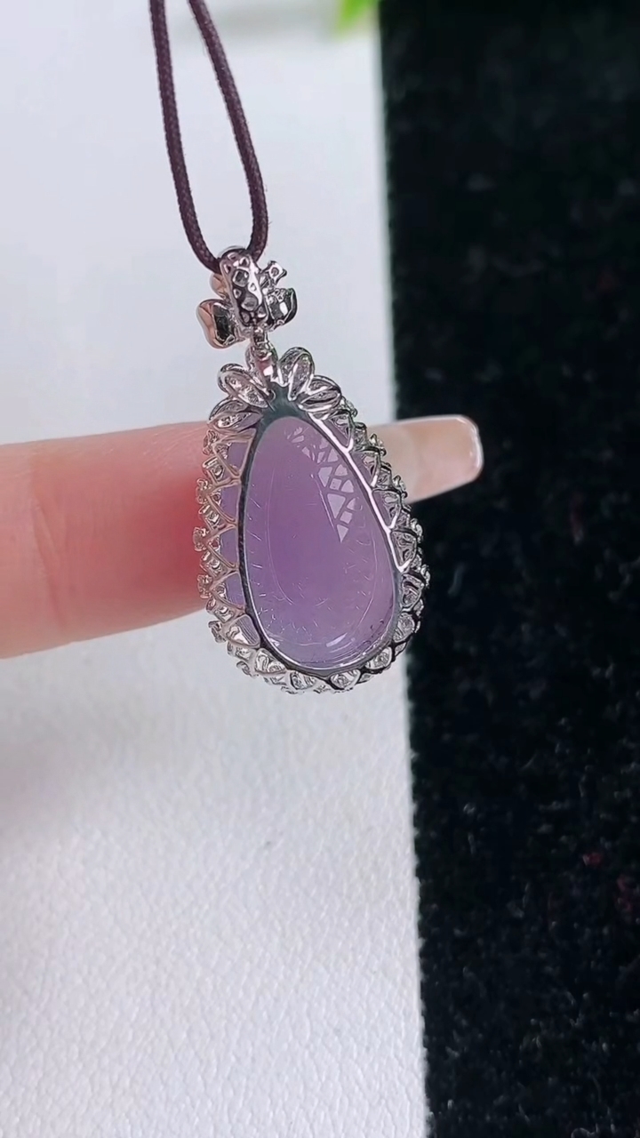 天然A货翡翠18K金紫罗兰福瓜吊坠，尺寸27-13.7-8.5
1月29日