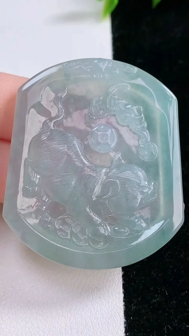 天然A货翡翠生肖猪吊坠，尺寸50.2-42.4-5.3，重量:26.01g
1月29日